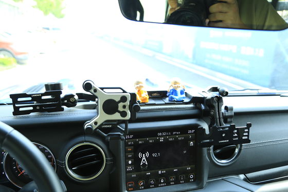 Hard Anodizing Finish Vehicle Mobile Phone Holder for Jeep Center Console Bracket